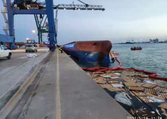 Dos desaparecidos tras volcar un barco de carga en Castellón