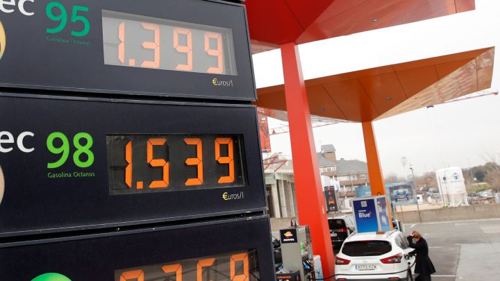 Subida del precio de los carburantes ¿qué día es más barato echar gasolina o diésel?