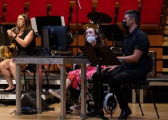 Una joven con parálisis cerebral toca el arpa con la mirada
