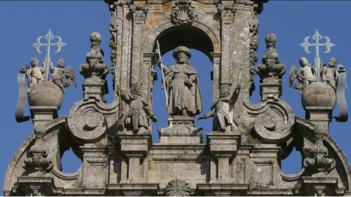 ¿Por qué Santiago Apóstol es el Patrón de España y qué significa la frase '¡Santiago y cierra, España!'?