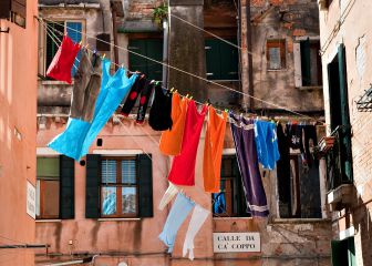 El motivo por el que se lava y se tiende la ropa del revés