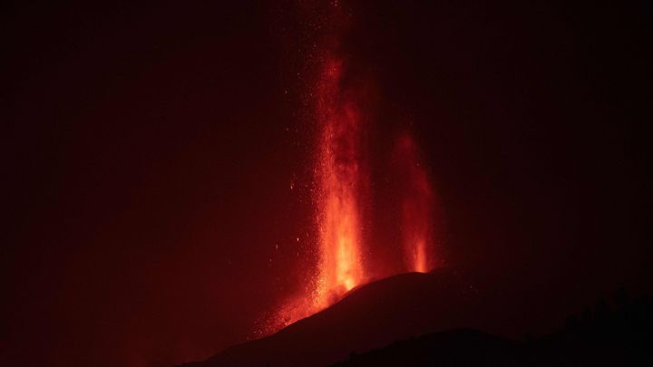 El volcán despierta con fuerza y amenaza con devorar Tazacorte
