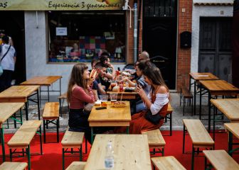 ¿Pueden cobrarte un extra por comer en la terraza de un restaurante?