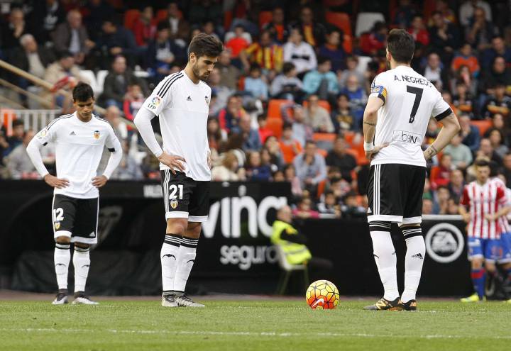 Gijón beat Valencia as Neville remains winless in La Liga