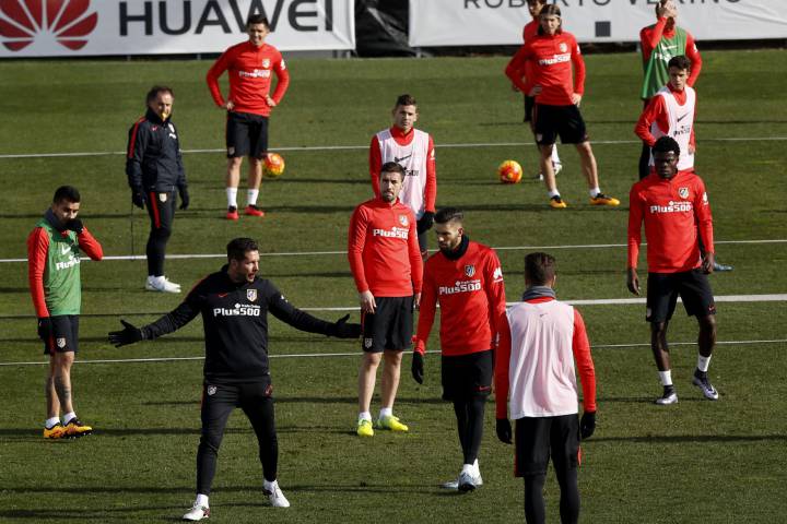 Simeone forced into rookie back line for Eibar visit