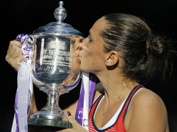 Vinci defeats Bencic to claim Saint Petersburg title