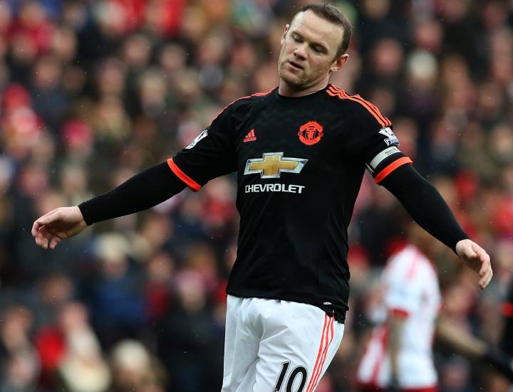 United's Wayne Rooney faces spell out with knee injury