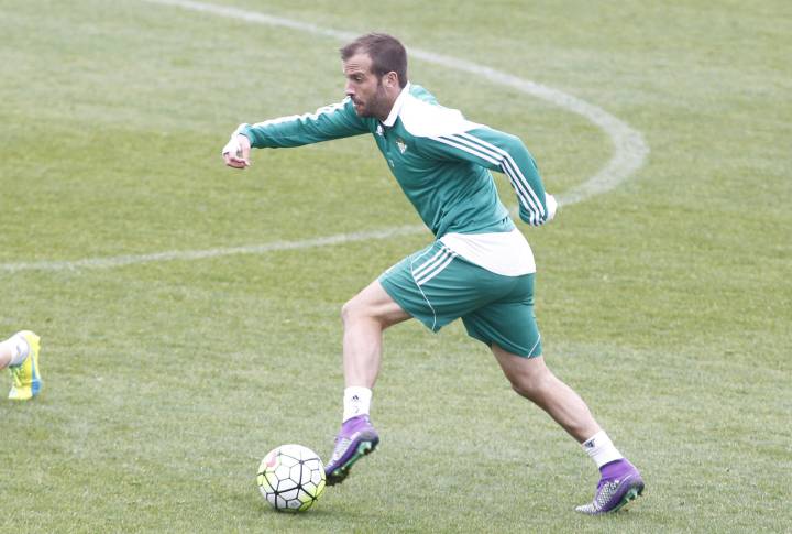 Van der Vaart offered to Santos