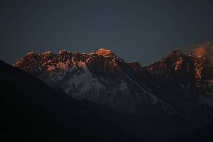 Nepal extends climbing permits for Everest