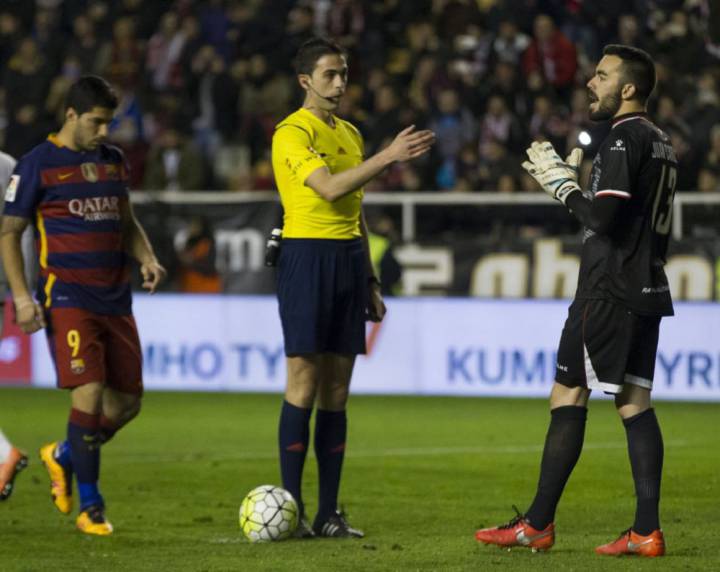 Bikandi señala penalti a favor del Barcelona ante el Rayo