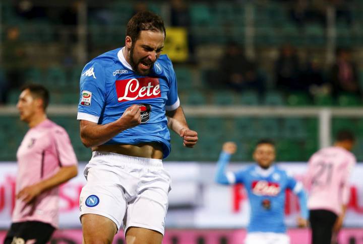 Higuáin hits goal No.27 to keep Napoli in touch with Juve
