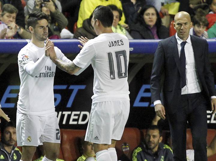 Zidane looks on as Isco comes on for James