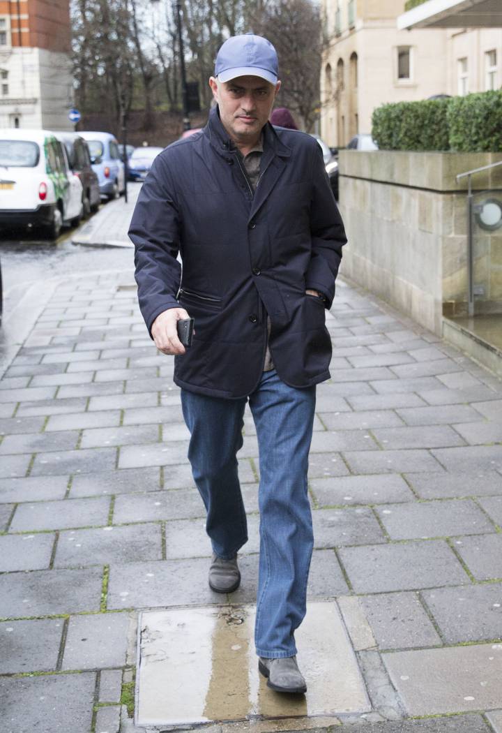 Mourinho signs pre-contract with Manchester United