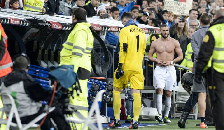 "For you" - Benzema stuns fan by handing him his shirt