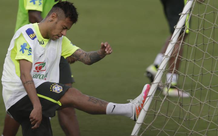 Neymar pulls up in training with Brazil, gets sent for tests