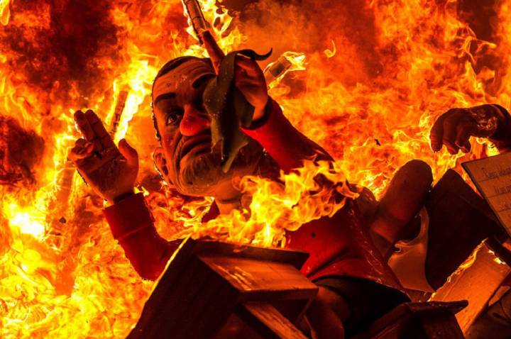 Gary Neville burnt at the stake in Valencia