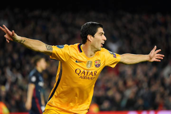 Suárez rescues Barcelona after scorer Torres sees red