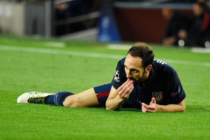 Juanfran breaks tooth in clash with Neymar