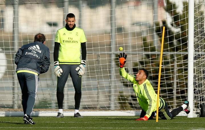 Casilla entrenando con el Real Madrid porque será titular ante el Eibar