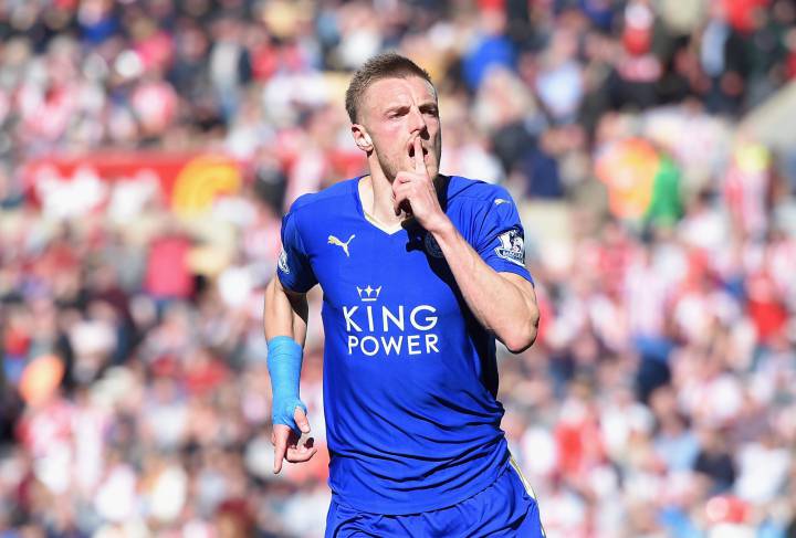 Jamie Vardy double takes Leicester nearer title