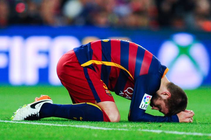 Piqué acumulando amarillas en el partido ante Valencia