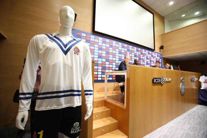 Espanyol pay homage to legendary keeper Zamora