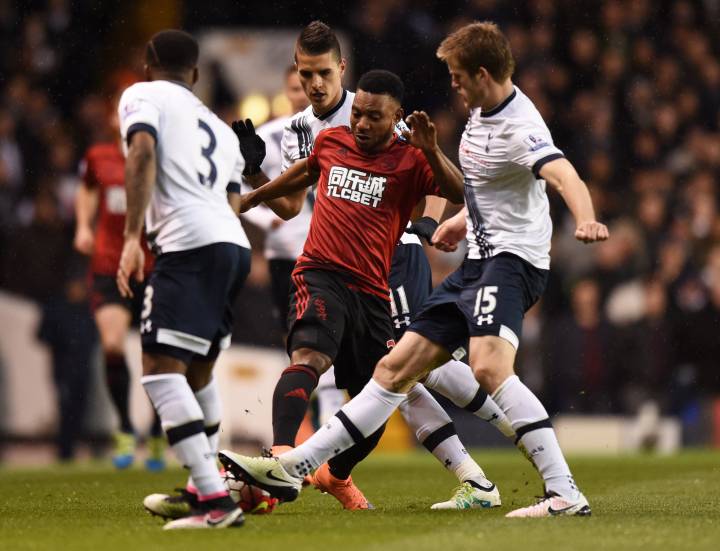 Dawson denies Spurs to leave Leicester one win from title
