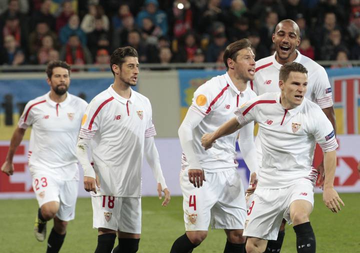 Gameiro penalty gives Sevilla second leg advantage