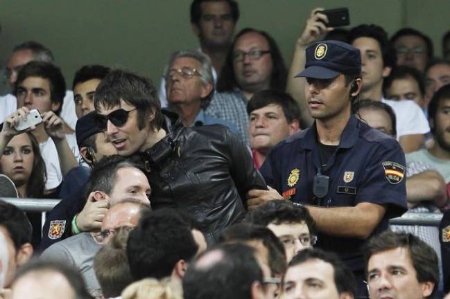 Liam Gallagher in trouble at the Bernabéu.