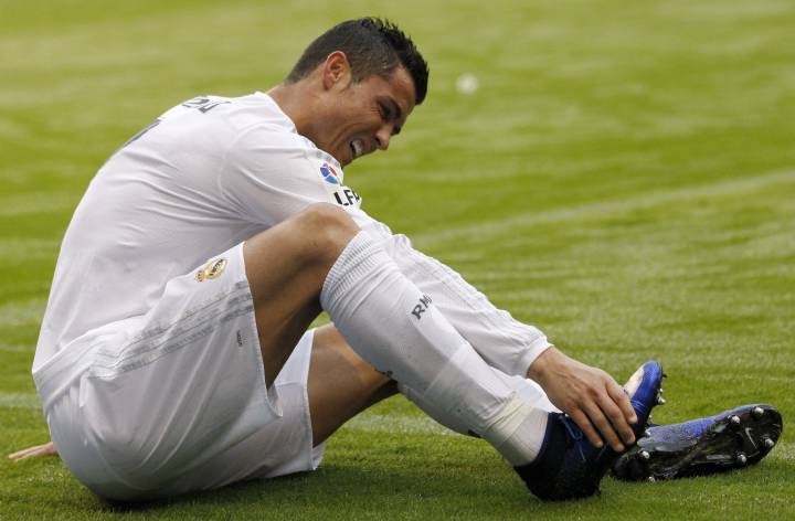 Cristiano Ronaldo plays down injury fears after being taken off