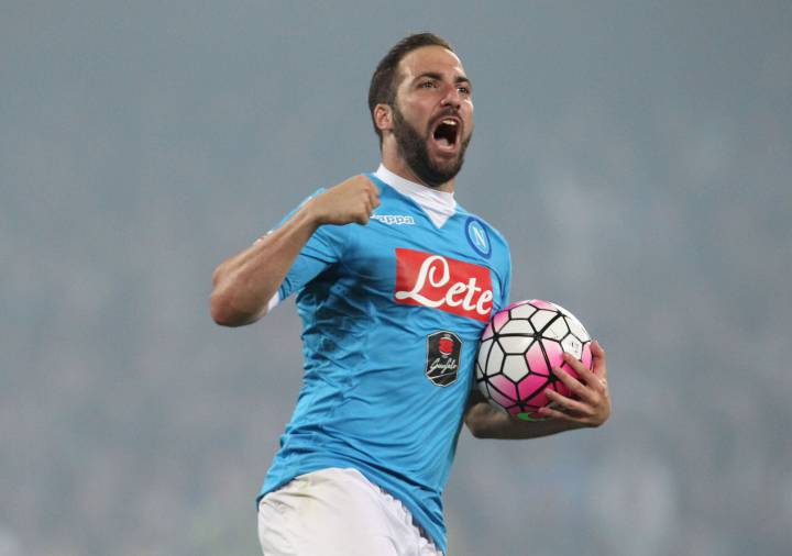 Higuain fires Napoli into Champions League