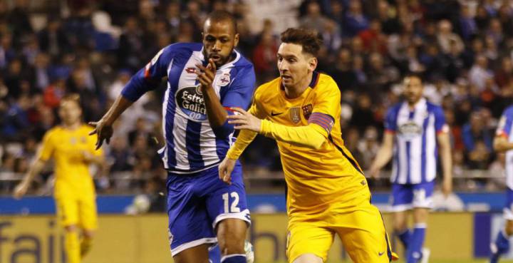 Deportivo's Sidnei set to join Barcelona