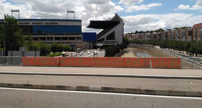 A banner outside the Vicente Calderon calls on Diego Simeone to stay.