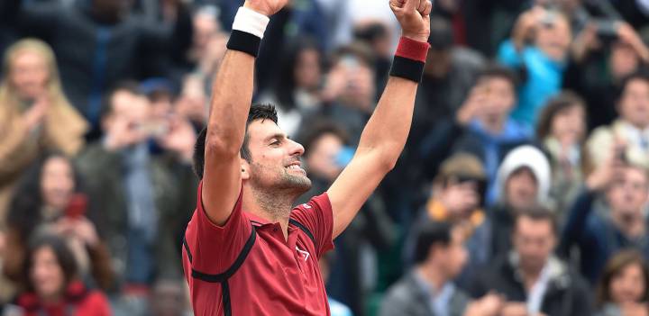 Djokovic mauls Thiem to reach fourth Roland Garros final