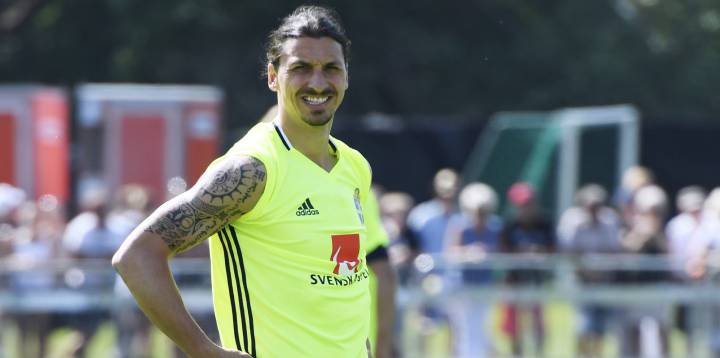 Sweden coach: Zlatan may sign for United in coming days