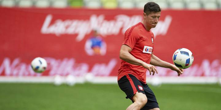 Bayern issue warning to Real: "Lewandowski is staying put"