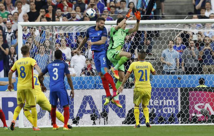 Did Giroud foul Tatarusanu for France goal against Romania?