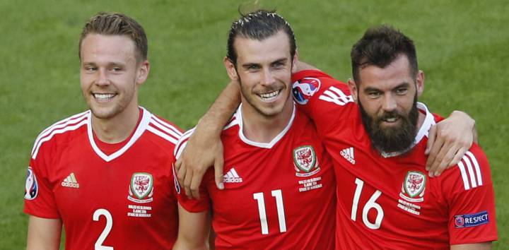 Wales beat Slovakia 2-1 in opening Group B match