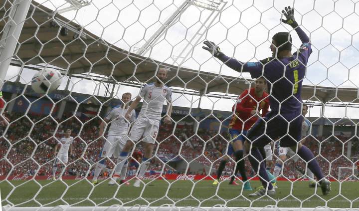 Spain 1-0 Czech Republic: King Felipe's joy at Piqué winner