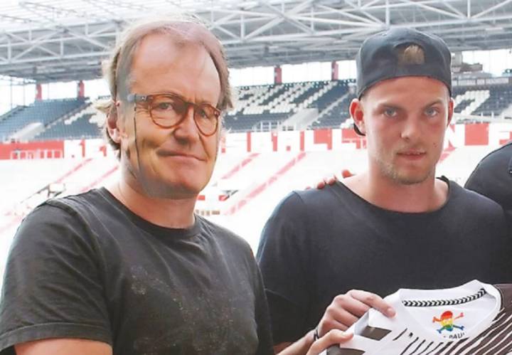 St Pauli use masked man to replace manager for handshake