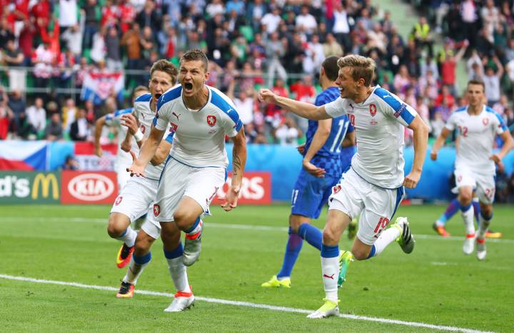 Czech Republic fight back for Croatia draw in flare-hit clash