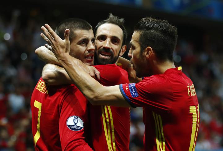 Euro 2016: Spain through to last 16 after win over Turkey