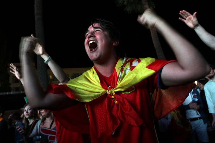 Spain beat Turkey to light up Stade de Nice - and Eiffel Tower