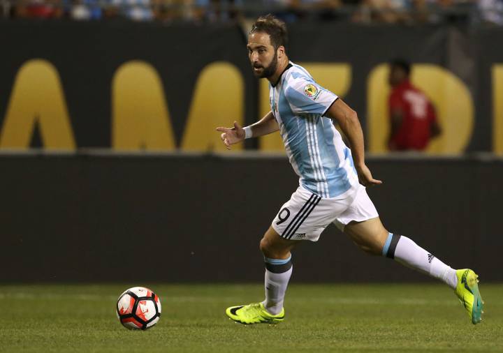 Napoli not tempted by Atletico's increased offer for Higuain