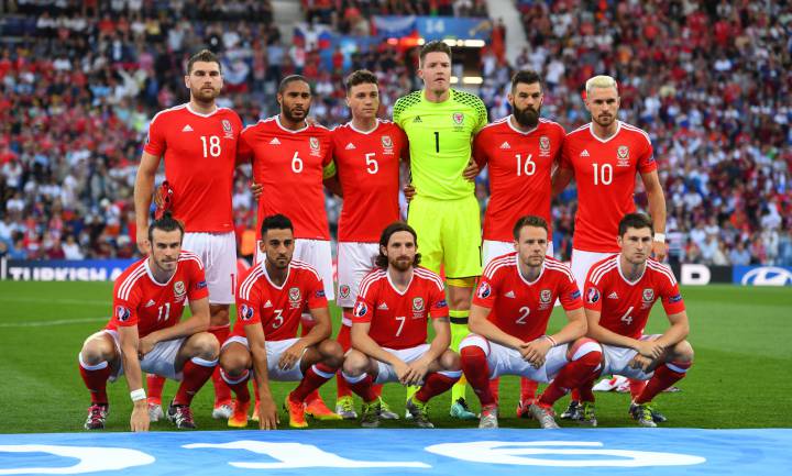 Bale inspires as Wales beat Russia and top Group B