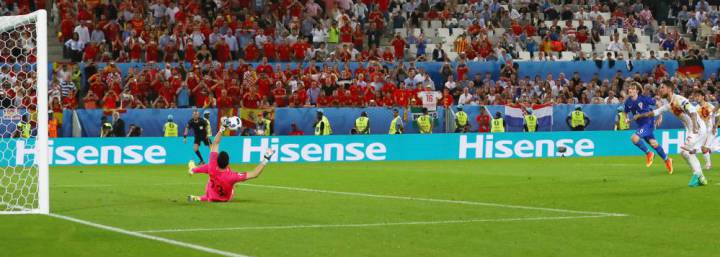 Subasic saves Ramos' penalty two meters off his line
