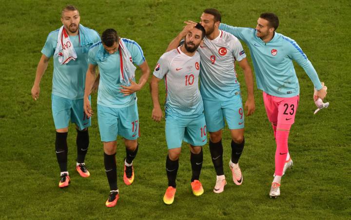 Turkey revive Last 16 hopes with win over Czech Republic