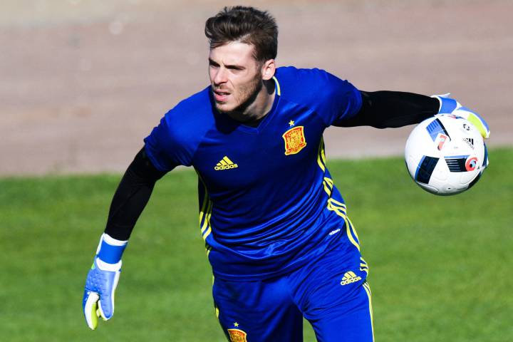 De Gea: "Buffon is a living legend - every keeper's idol"
