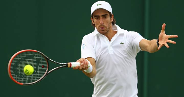 Men's doubles pair sit down protest after pee break denied