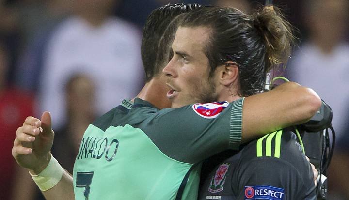 Cristiano Ronaldo and Gareth Bale embrace after the game.